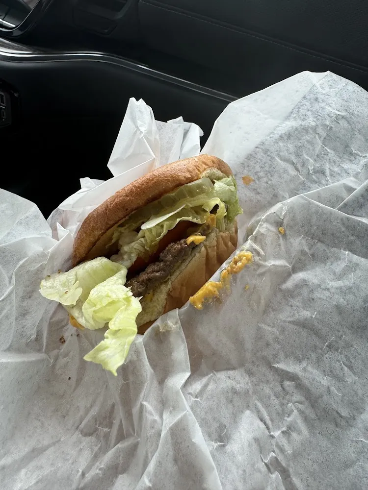 Cheeseburger with Lettuce and Tomato